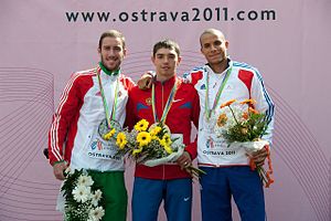 А. Меньков (в центре) на церемонии награждения призёров молодёжного чемпионата Европы 2011