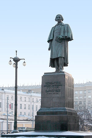 Nikolay Gogol monument in Moscow shot 01.jpg