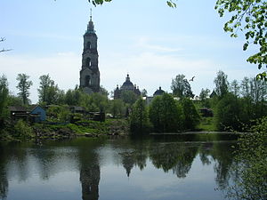Вид на монастырь с деревенского пруда