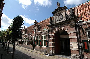 Oudemannenhuis toegangspoort (Haarlem).JPG