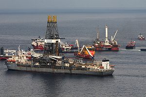 Буровое судно Discoverer Enterprise (на переднем плане) в Мексиканском заливе над местом взыва нефтяной платформы «Deepwater Horizon» (26 мая 2010 года).