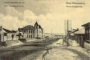 Здание Александровской школы (на заднем плане, со шпилем). Дореволюционное фото