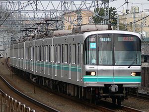 A Tokyo Metro 9000 series EMU near Tamagawa on the Tōkyū Meguro Line