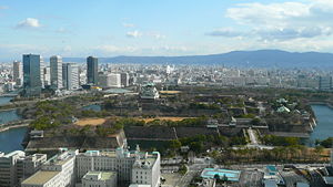 Вид на Замок в Осаке и прилегающий парк на месте храма