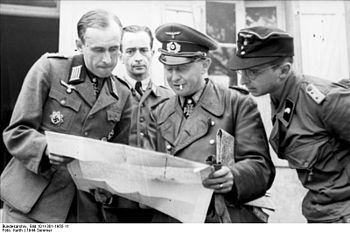 Bundesarchiv Bild 101I-301-1955-11, Oberst von Schellenberg, General Walter Krüger.jpg