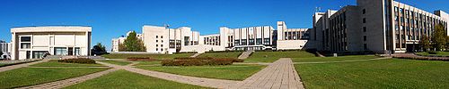 мгимо что это такое расшифровка. 500px Mgimo backyard. мгимо что это такое расшифровка фото. мгимо что это такое расшифровка-500px Mgimo backyard. картинка мгимо что это такое расшифровка. картинка 500px Mgimo backyard. МГИМО является одним из старейших университетских центров страны по подготовке специалистов международного профиля. Датой создания университета принято считать 14 октября 1944 года, когда Совнарком преобразовал созданный годом ранее Международный факультет Московского государственного университета имени М.В.Ломоносова в самостоятельный институт. Первый набор в МГИМО составил 200 студентов. С 1946 года на учебу в МГИМО стали направляться студенты из зарубежных стран. В первые годы в вузе существовало три факультета: международный, экономический и правовой. В 1954 году в МГИМО было открыто восточное отделение. Это произошло в результате слияния с одним из старейших российских вузов — Московским институтом востоковедения, преемником Лазаревского училища, созданного в 1815 г. К МГИМО отошла и знаменитая Лазаревская библиотека, которая не имела себе равных по составу востоковедческой литературы в Москве. В 1958 г. в МГИМО влился Институт внешней торговли МВТ СССР, созданный в 1934 г. в Ленинграде, а затем переведенный в Москву.