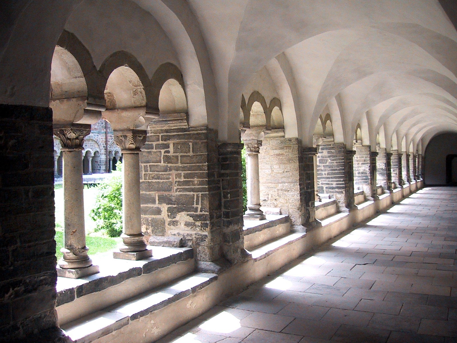 http://dic.academic.ru/pictures/wiki/files/67/Cloister_of_the_monastery_Unser_Lieben_Frauen_Magdeburg.jpg