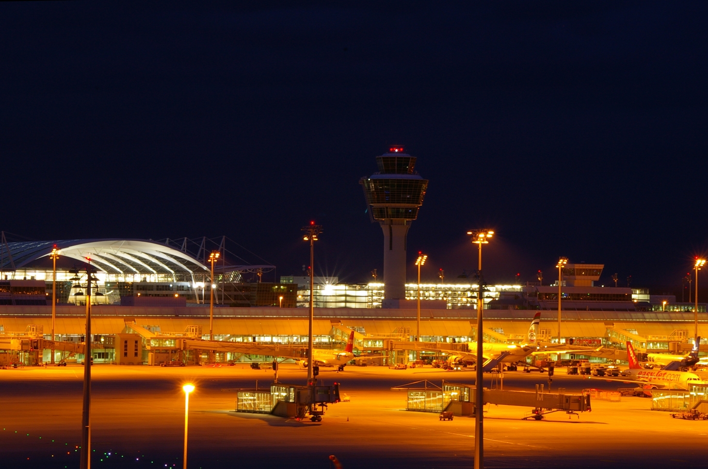 http://dic.academic.ru/pictures/wiki/files/77/Muenchen_Flughafen_Nacht.jpg