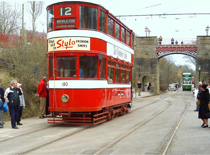 Трамвай Old_fashioned_tram_700