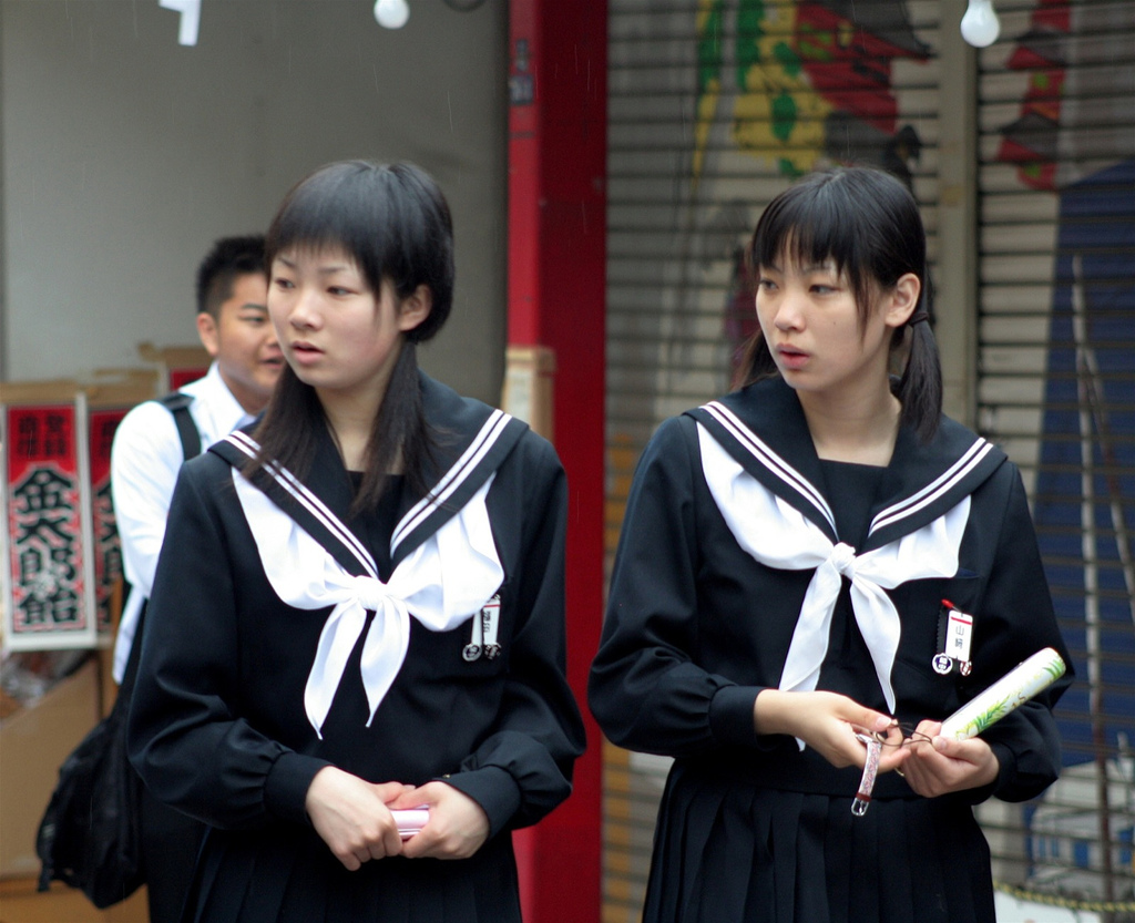 http://dic.academic.ru/pictures/wiki/files/83/Sailor_fuku_girls.jpg