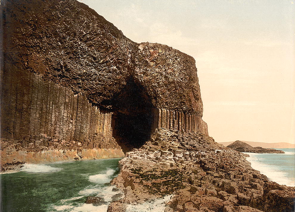 http://dic.academic.ru/pictures/wiki/files/83/Scotland-Staffa-Fingals-Cave-1900.jpg