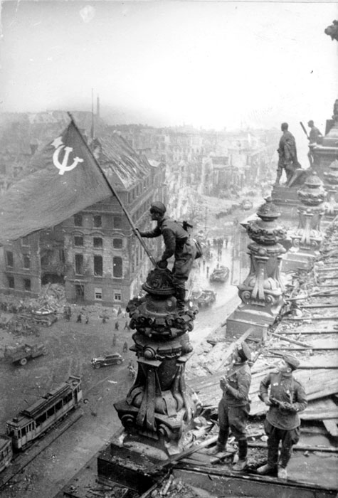 Soviet_flag_on_the_Reichstag_roof_unaltered.jpg
