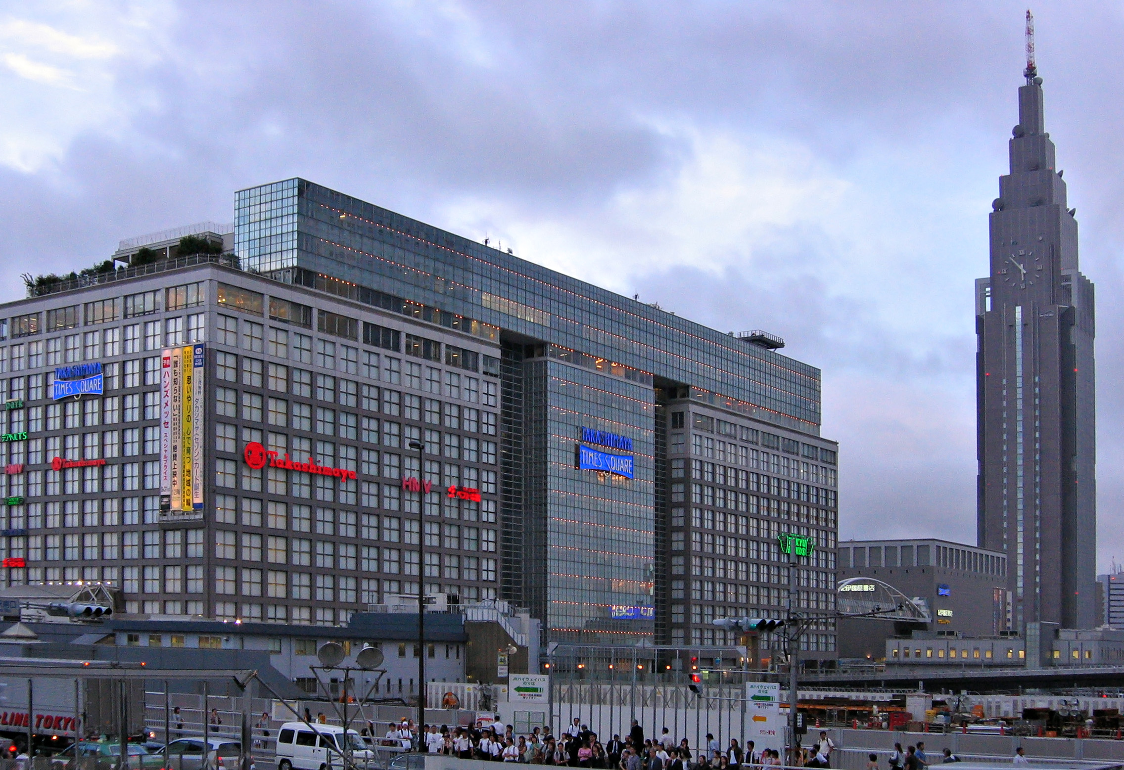 http://dic.academic.ru/pictures/wiki/files/84/Takashimaya_Times_Square.jpg