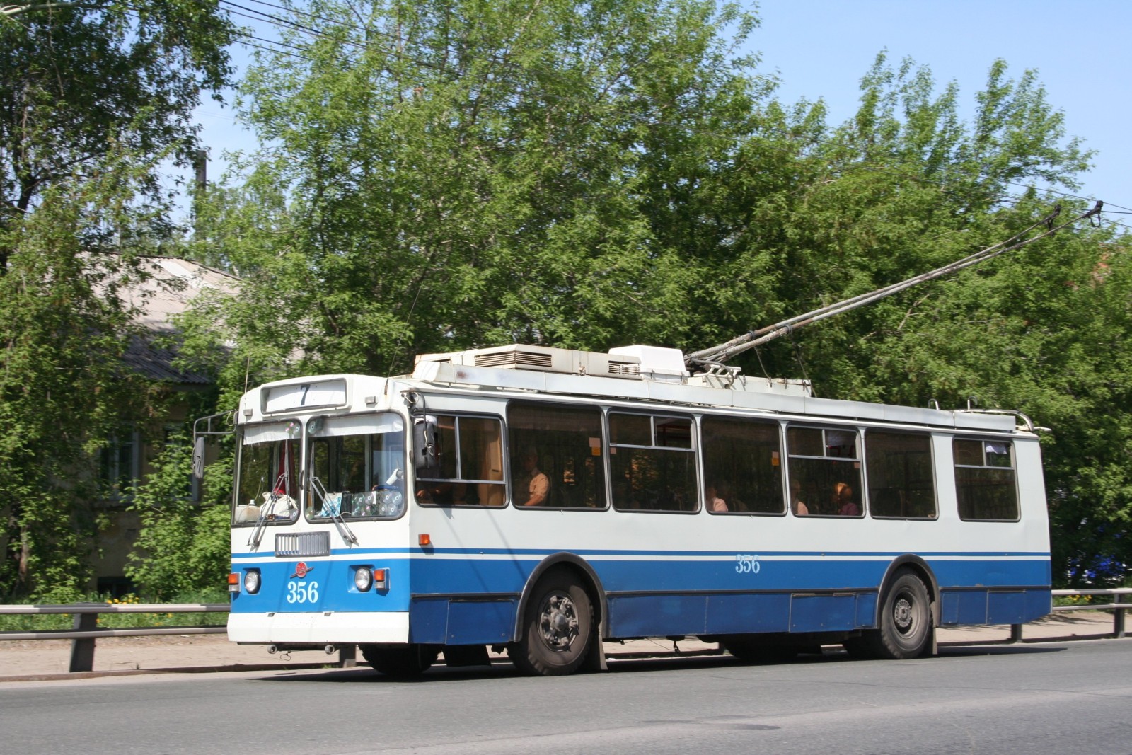 http://dic.academic.ru/pictures/wiki/files/84/Tomsk_trolleybus_356_20060607.jpg