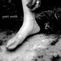 Обложка альбома «Trampin'» (Патти Смит, 2004)