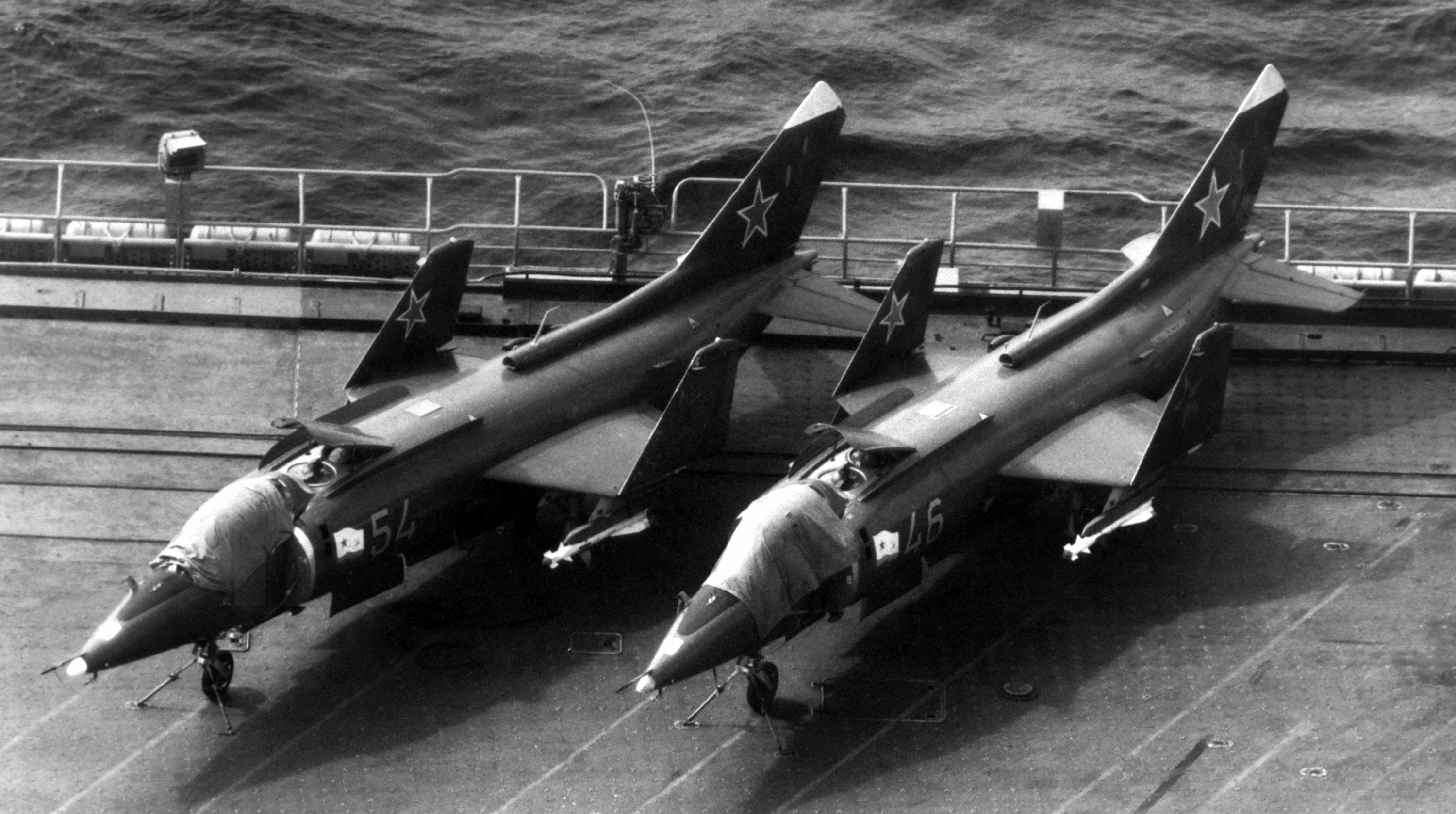 Two_Yakovlev_Yak-38s_in_1983.JPEG