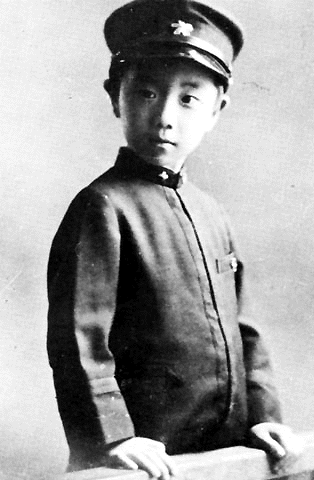 http://dic.academic.ru/pictures/wiki/files/89/Yukio_Mishima_1931.gif