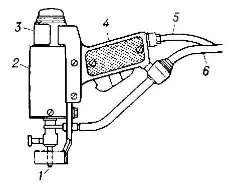 Сварочный пистолет для приварки шпилек: 1 — привариваемая шпилька (является одним из электродов); 2 — держатель; 3 —электромагнитное устройство (для зажигания дуги, отдёргивания шпильки от изделия); 4 — рукоятка; 5 — электропровод цепи управления пистолетом; 6 — электропровод от трансформатора.