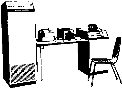 Рис. 2. Внешний вид аппаратуры передачи данных типа «Аккорд-1200». Слева — шкаф устройства защиты от ошибок, на столе — перфоленточные устройства ввода—вывода; справа — шкаф устройства преобразования сигналов (модема) и блоков сопряжения с устройствами ввода—вывода, сверху (на шкафу) — телефонный аппарат.