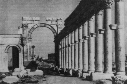 Пальмира. «Большая колоннада» с трёхпролётной аркой. 2—3 вв.