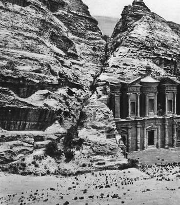 Скальная гробница эль-Дейр в Петре (Иордания). 2—3 вв.
