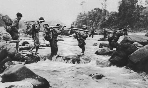 Подразделение Народных вооружённых сил освобождения Южного Вьетнама переправляется через реку.