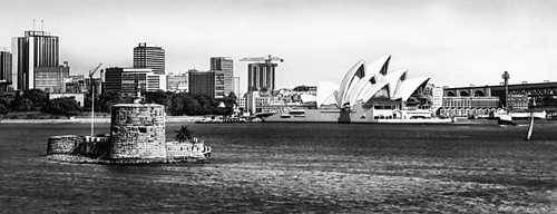 Сидней. На переднем плане — старый форт; на берегу справа — здание оперного театра (1959—66, архитектор Й. Утзон).