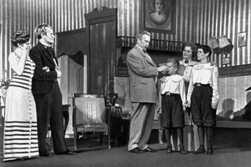Театр «Ванемуйне» (Тарту). Сцена из спектакля «Неуловимое чудо» Э. Ю. Вильде. 1952.