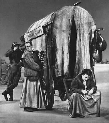 Сцена из спектакля «Мамаша Кураж и её дети» Б. Брехта. «Берлинер ансамбль». 1949.