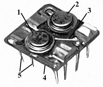 Рис. 2а. Плоский микромодуль — усилитель звуковых частот до герметизации (1 — конденсатор, 2 — транзистор, 3 — резистор, 4 — печатная плата, 5 — выводы).