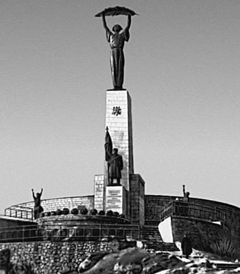 Скульптура. Ж. Кишфалуди-Штробль (Венгрия). Монумент Освобождения на горе Геллерт в Будапеште. Бронза и другие материалы. 1947.