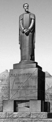 Памятник К. А. Тимирязеву в Москве. Гранит. 1922—23.