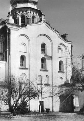 Киево-Печерская лавра. Надвратная Троицкая церковь. 1108 (перестроена в 1722—29). Южный фасад.