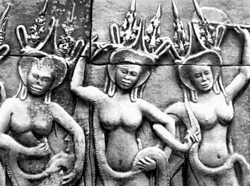 «Три апсары». Рельеф в храме Ангкор-Ват в Ангкоре. Около 1113—50. Песчаник.