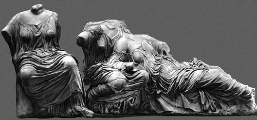 Скульптура высокой и поздней классики. Круг Фидия. «Мойры». Фрагмент скульптуры восточного фронтона Парфенона. Мрамор. 438—432 до н. э. Британский музей. Лондон.
