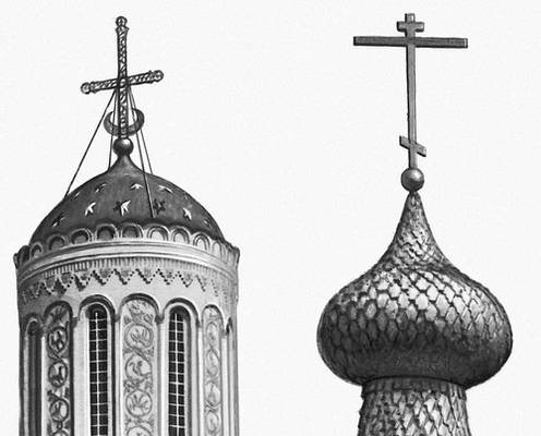 Шлемовидная глава, крытая листовым железом (слева). Луковичная глава русской деревянной церкви, крытая лемехом (справа).