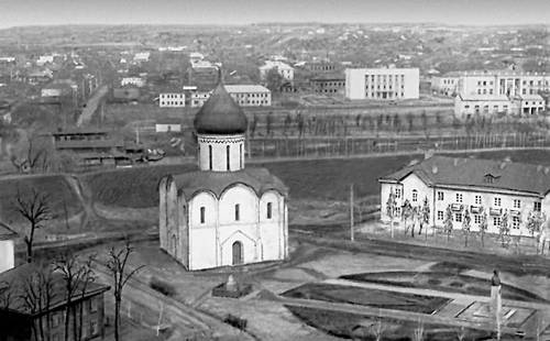 Переславль-Залесский. Центральная часть города. На переднем плане — Спасо-Преображенский собор (1152—57).
