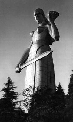 Э. Д. Амашукели. Статуя «Мать-Грузия» в Тбилиси. Алюминий. 1963.