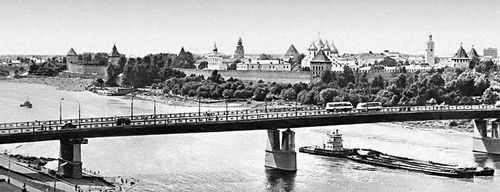 Мост через реку Волхов и вид на Кремль.