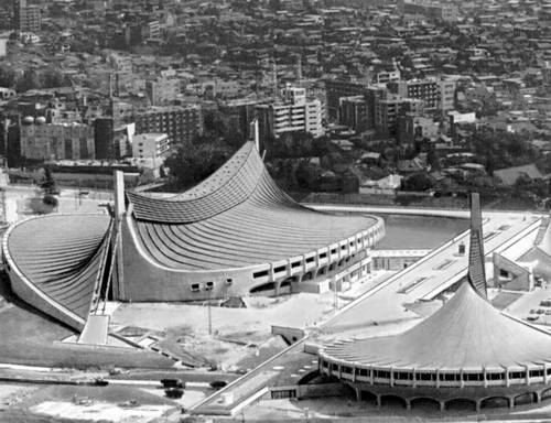 Национальный спортивный центр «Иогги» в Токио. 1964. Архитектор К. Тангэ. Здания бассейна и спортивного зала.