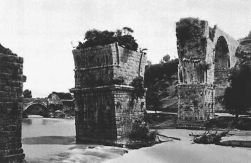 Руины римского виадука близ г. Нарни в Италии, 2-я пол. 1 в. до н. э. — нач. 1 в. н. э.