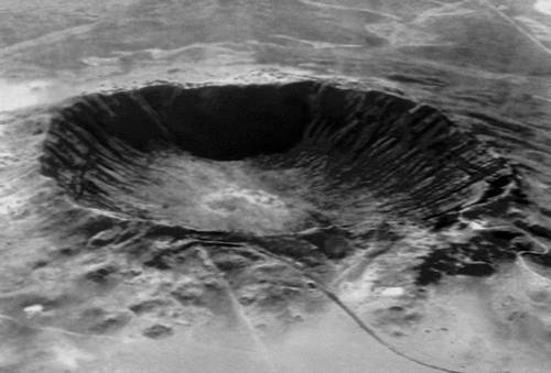 Рис. 1. Аризонский метеоритный кратер (США).