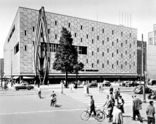 Роттердам. Универмаг «де Бейенкорф». 1956—57. Архитекторы М. Брёйер, А. Элзас (скульптура Н. Габо).
