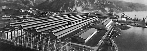Алюминиевый завод «Аспра Спития» на берегу Коринфского залива, у г. Айос-Николаос.