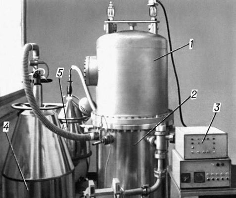 Рис. 2а — внешний вид крионасоса и откачиваемого рабочего объёма: 1 — корпус крионасоса; 2 — рабочий объём; 3 — электронная система управления и регулировки; 4 — сосуд с жидким азотом и 5 — с жидким гелием.
