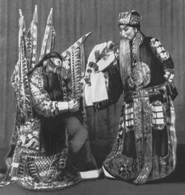 Сцена из спектакля «Приём Цзян-Вэя». Театр юэцзяоцзюй провинции Хэнань. 1956.