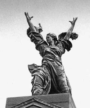 В. Топуридзе. Фигура «Победа» на фронтоне театра в Чиатуре. Бронза. 1945—50.