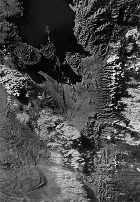 Фотография южной части озера Титикака и прилегающей части Анд. Снимок сделан с космического корабля «Джемини-4» с высоты 115 миль.