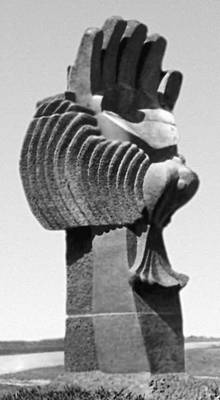 В. Л. Рейерс. Памятник расстрелянным фашистами в Зейперслёйсе (Северная Голландия). Песчаник. 1946.