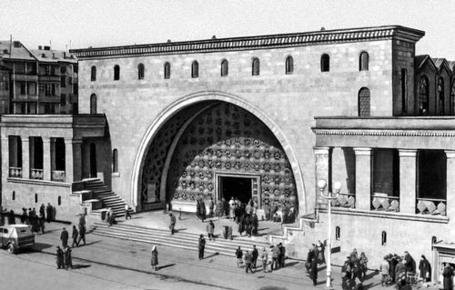 Г. Г. Агабабян. Центральный крытый рынок в Ереване. 1952. Вход.